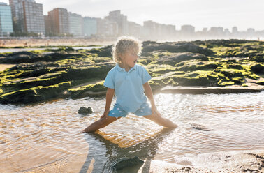 Kleiner Junge spielt am Strand - MGOF02855