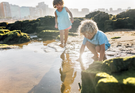 Kleiner Junge und Mädchen spielen zusammen am Strand - MGOF02858