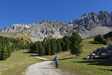 Italien, Südtirol, Latemar, Wanderer auf dem Latemar Natura Weg - LBF01538