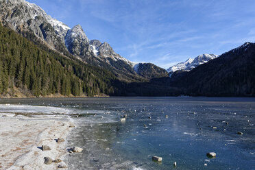 Italien, Südtirol, Antholzertal, zugefrorener See - LBF01542