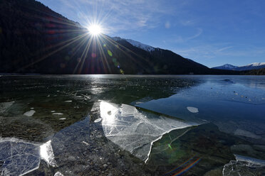 Italien, Südtirol, Antholzertal, zugefrorener See - LBF01544