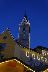 Italien, Südtirol, Bruneck, Kirchturm und Weihnachtsmarkt bei Nacht - LBF01546