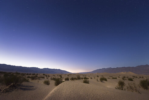 USA, Kalifornien, Death Valley, Sanddünen bei Nacht - EPF00302