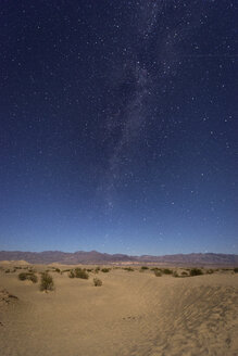 USA, Kalifornien, Death Valley, Nachtaufnahme mit Milchstraße über Sanddünen - EPF00303