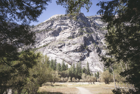 USA, Kalifornien, Yosemite National Park, Landschaft mit Felsformation - EPF00304