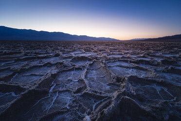 USA, Kalifornien, Death Valley, Badwater Basin in der Dämmerung - EPF00308