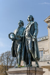 Deutschland, Thüringen, Weimar, Deutsches Nationaltheater, Goethe-Schiller-Denkmal - EGBF00187