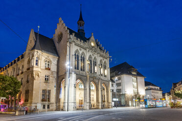 Deutschland, Thüringen, Erfurt, Rathaus bei Nacht - EGBF00188