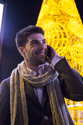 Lächelnder Mann am Handy bei Nacht - ABZF01816