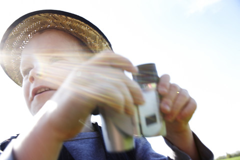 Junge mit Fernglas im Freien, lizenzfreies Stockfoto