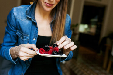 Young woman eating berries - VABF01061