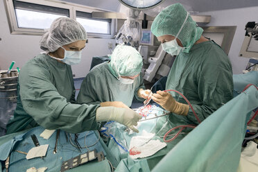 Neurosurgeons opening the cranium during an operation - MWEF00114
