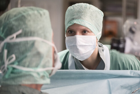 Zwei Chirurgen im Operationssaal - MWEF00117