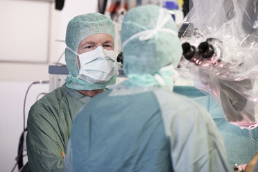 Neurochirurg berät Kollegen während einer Operation - MWEF00122