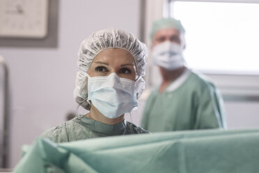 Portrait of operating room nurse - MWEF00124