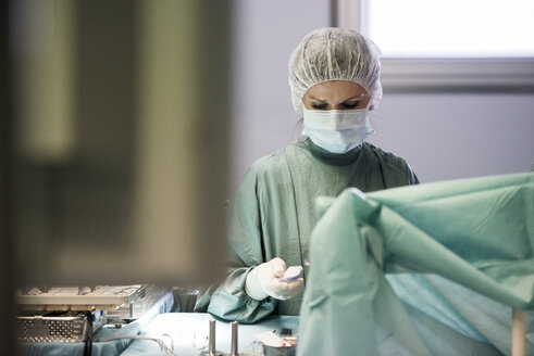 Krankenschwester im Operationssaal schaut nach unten - MWEF00125