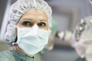 Portrait of operating room nurse - MWEF00130