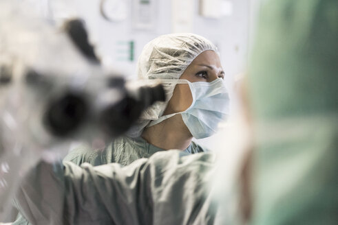 Krankenschwester im Operationssaal dreht sich um - MWEF00133