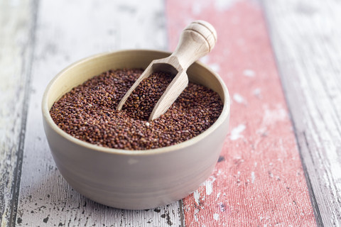 Schüssel mit roter Quinoa, lizenzfreies Stockfoto