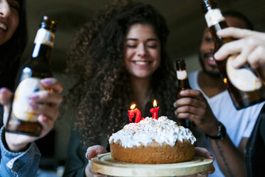 Eine Gruppe junger Leute feiert Geburtstag - VABF01069