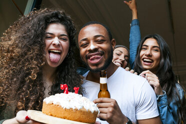 Eine Gruppe junger Leute feiert Geburtstag - VABF01075