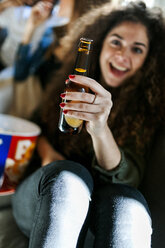 Frau stößt mit Bierflasche an - VABF01084