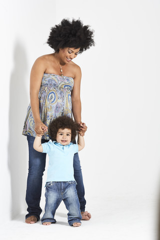 Porträt eines kleinen Jungen mit seiner schwangeren Mutter, lizenzfreies Stockfoto