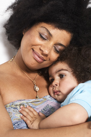 Porträt einer glücklichen Mutter mit kleinem Sohn, lizenzfreies Stockfoto