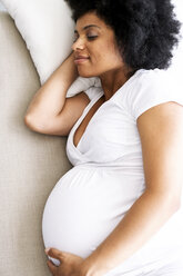 Schwangere Frau entspannt auf Couch - FSF00715