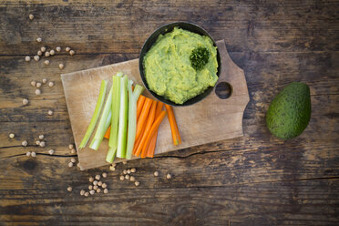 Schale mit Avocado-Hummus, Avocado, Kichererbsen und Crudites auf Holz - LVF05823