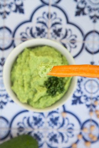 Karotten-Rohkost mit Avocado-Hummus, Nahaufnahme, lizenzfreies Stockfoto