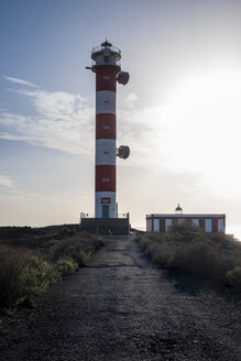 Spanien, Teneriffa, Leuchtturm Punta Rasca bei Gegenlicht - SIPF01393