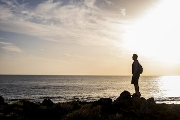 Spanien, Teneriffa, Silhouette eines vor dem Meer stehenden Mannes bei Sonnenuntergang - SIPF01394