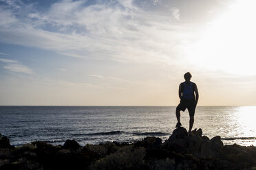 Spanien, Teneriffa, Silhouette eines vor dem Meer stehenden Mannes bei Sonnenuntergang - SIPF01395