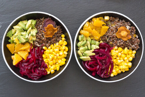 Zwei Mittagsschüsseln mit roter Quinoa, Roter Bete, Mais, Avocado, Orange und Gemüsechips - SARF03146