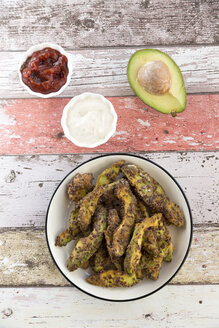 Zubereitete Avocado-Pommes mit Salsa und Knoblauch-Dip - SARF03162