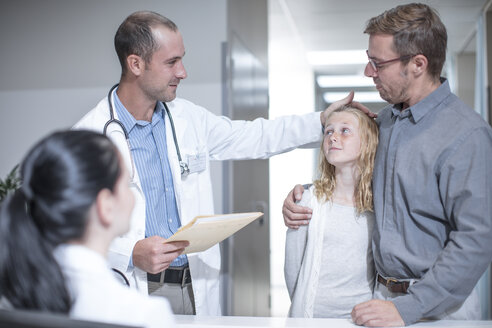 Arzt berührt Mädchenstirn im Krankenhaus - ZEF12606