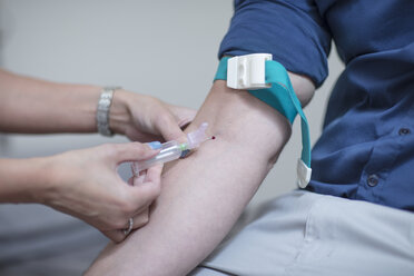Krankenschwester nimmt Blutprobe - ZEF12617