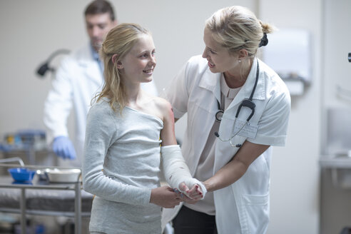 Arzt spricht mit verletztem Mädchen im Krankenhaus - ZEF12619