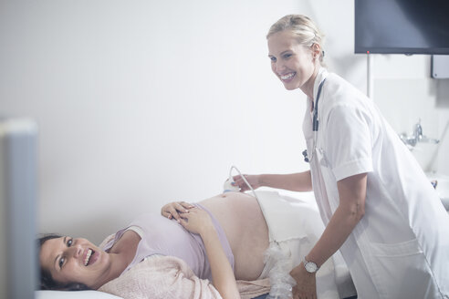 Arzt im Krankenhaus bei einer Ultraschalluntersuchung mit einer schwangeren Frau - ZEF12620