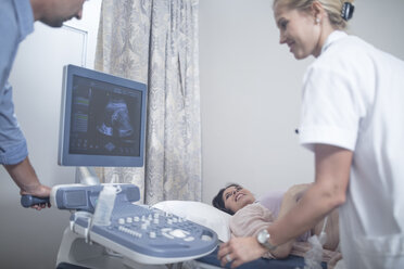 Arzt im Krankenhaus bei einer Ultraschalluntersuchung mit einer schwangeren Frau - ZEF12622