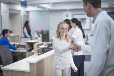 Krankes Mädchen, das den Arzt am Empfang im Krankenhaus begrüßt - ZEF12623