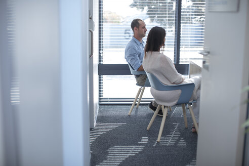 Couple sitting in consulting room at the doctor' s - ZEF12627