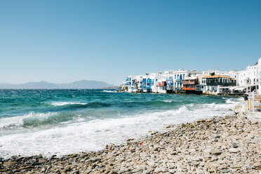 Griechenland, Mykonos, Blick auf das Little Italy vom Strand aus - GEMF01463
