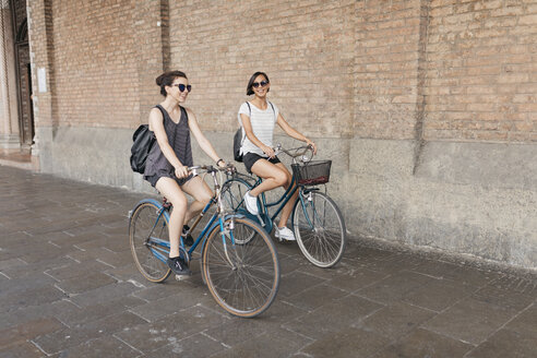 Zwei junge Frauen beim Fahrradfahren in der Stadt - ALBF00085