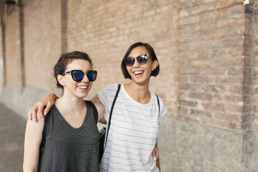 Porträt von zwei besten Freunden mit Sonnenbrillen, die Spaß haben - ALBF00086