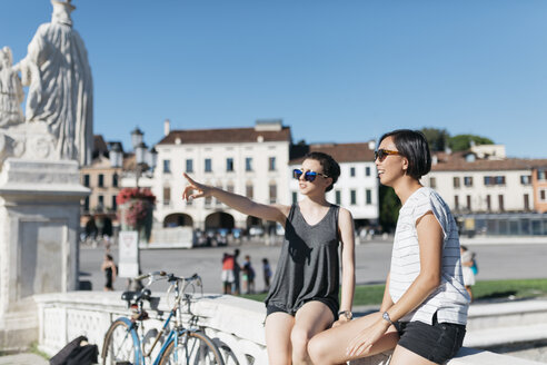 Italien Padua, zwei junge Frauen beobachten etwas - ALBF00098