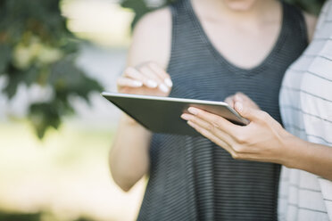 Zwei junge Frauen benutzen ein Tablet, Nahaufnahme - ALBF00102