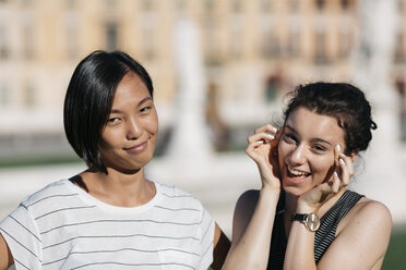 Portrait of two best friends having fun together - ALBF00111