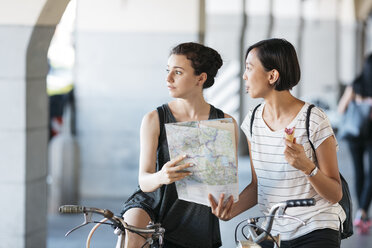 Italy, two young tourists with bicycles and map - ALBF00119